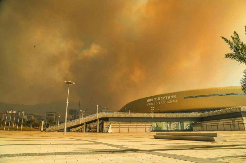עשן מעל אצטדיון סמי עופר (צילום: עמית מזרחי).