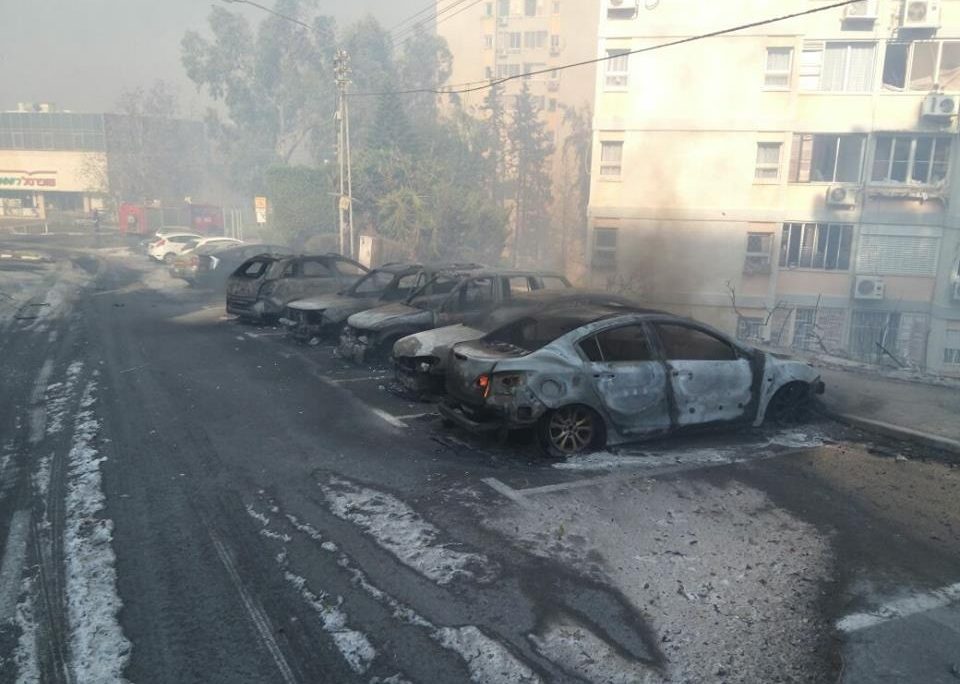 שריפת בניין ברחוב ד'יזראלי בחיפה (צילום: דבר ראשון).