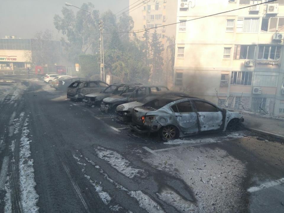 שריפת בניין ברחוב ד'יזראלי בחיפה (צילום: דבר ראשון).