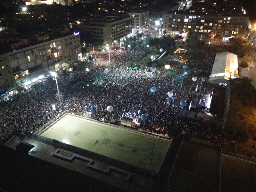 העצרת אמש, במבט מגג עיריית ת"א (צילום: דבר ראשון)