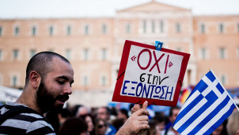 מפגין יווני מחוץ לפרלמנט יוני 2015. (צילום: janwellman / מתוך wikimedia)