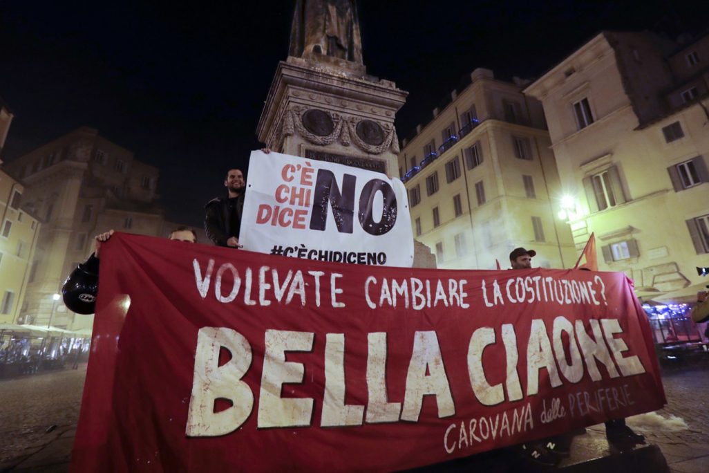 פעילי ימין קיצוני התאספו ברחובות רומא לאחר פרסום תוצאות משאל העם והודעת רנצי על התפטרותו. בשלט נכתב: "רצית לשנות את החוקה? שלום ולא להתראות" (צילום: AP)