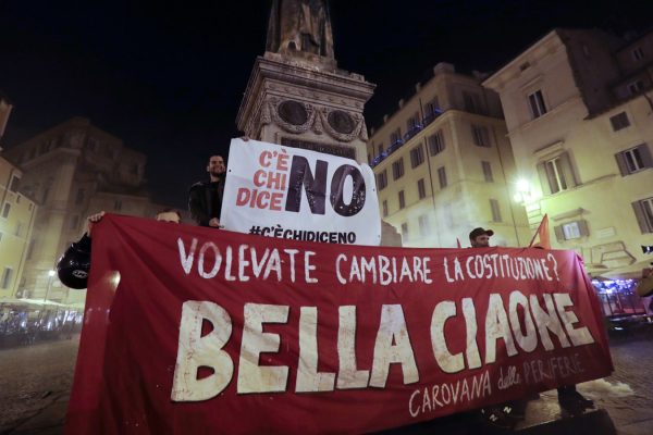 פעילי ימין קיצוני התאספו ברחובות רומא לאחר פרסום תוצאות משאל העם והודעת רנצי על התפטרותו. בשלט נכתב: "רצית לשנות את החוקה? שלום ולא להתראות" (צילום: AP)