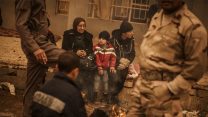 אזרחים שעומדים לברוח ממוסול. צילום: (AP Photo/Manu Brabo)