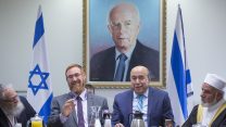 חברי הכנסת זוהיר בהלול ויהודה גליק בישיבה לגיבוש מתווה חלופי לחוק המואזין (צילום: מרים אלסטר / פלאש 90).
