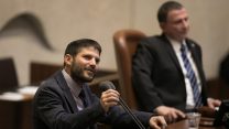 חבר הכנסת בצלאל סמוטריץ׳ בעת ההצבעה על חוק ההסדרה בכנסת (צילום: יונתן זינדל / פלאש 90).