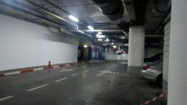 החניון בתל אביב בו הונח מטען חבלה מתחת לרכבו של מאיר שמיר (צילום: דוברות המשטרה)