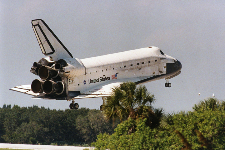 Landing of the Space Shuttle Discovery (צילום: NASA)