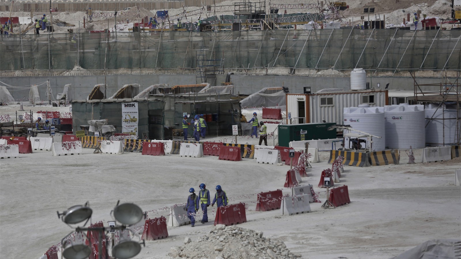 פועלים באתר בנייה של אצטדיון למונדיאל בקטאר (צילום: סוכנות AP).