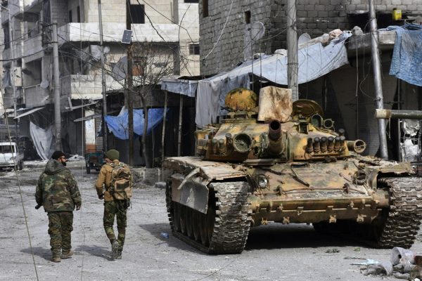 שני חיילים בצבא סוריה אחרי כיבוש מזרח העיר חלב. (צילום: AP)