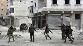 חיילים בצבא סוריה צועדים ברחובות אחרי כיבוש מזרח העיר חלב. (צילום: AP)