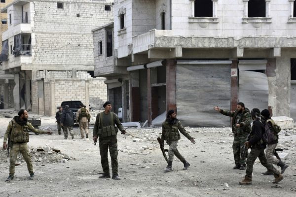 חיילים בצבא סוריה צועדים ברחובות אחרי כיבוש מזרח העיר חלב. (צילום: AP)