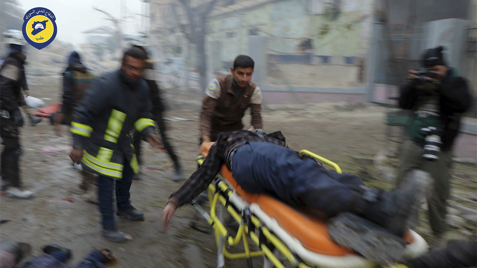 אנשי ההגנה האזרחית מפנים פצוע לאחר הפצצה ארטילרטית על חלב (צילום AP).