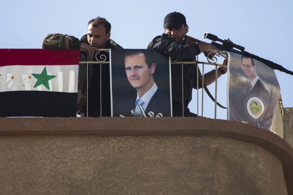חיילי צבא סוריה על גג בניין בעירייה בפאתי דמשק (צילום AP).