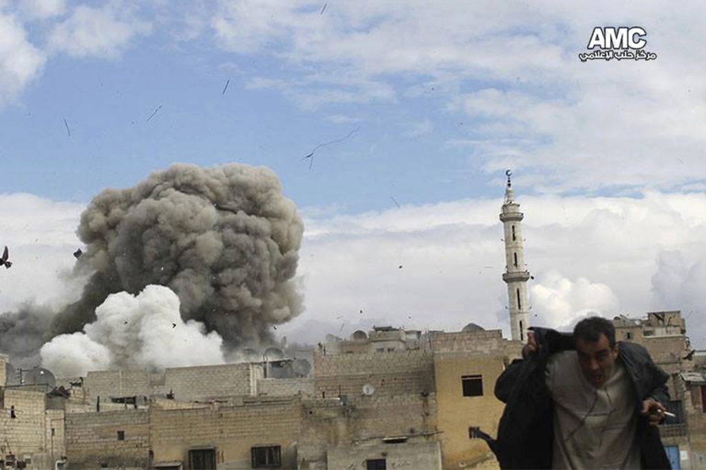 הפצצת אווירית של כוחות משטר אסד בחלב. צילום ארכיון (צילום: AP).