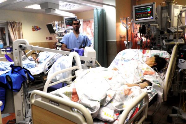 אם ובתה בת ה- 8 מסוריה וטכנאי הרנטגן אמיל במרכז הרפואי זיו בצפת (צילום: דוברות בית החולים).