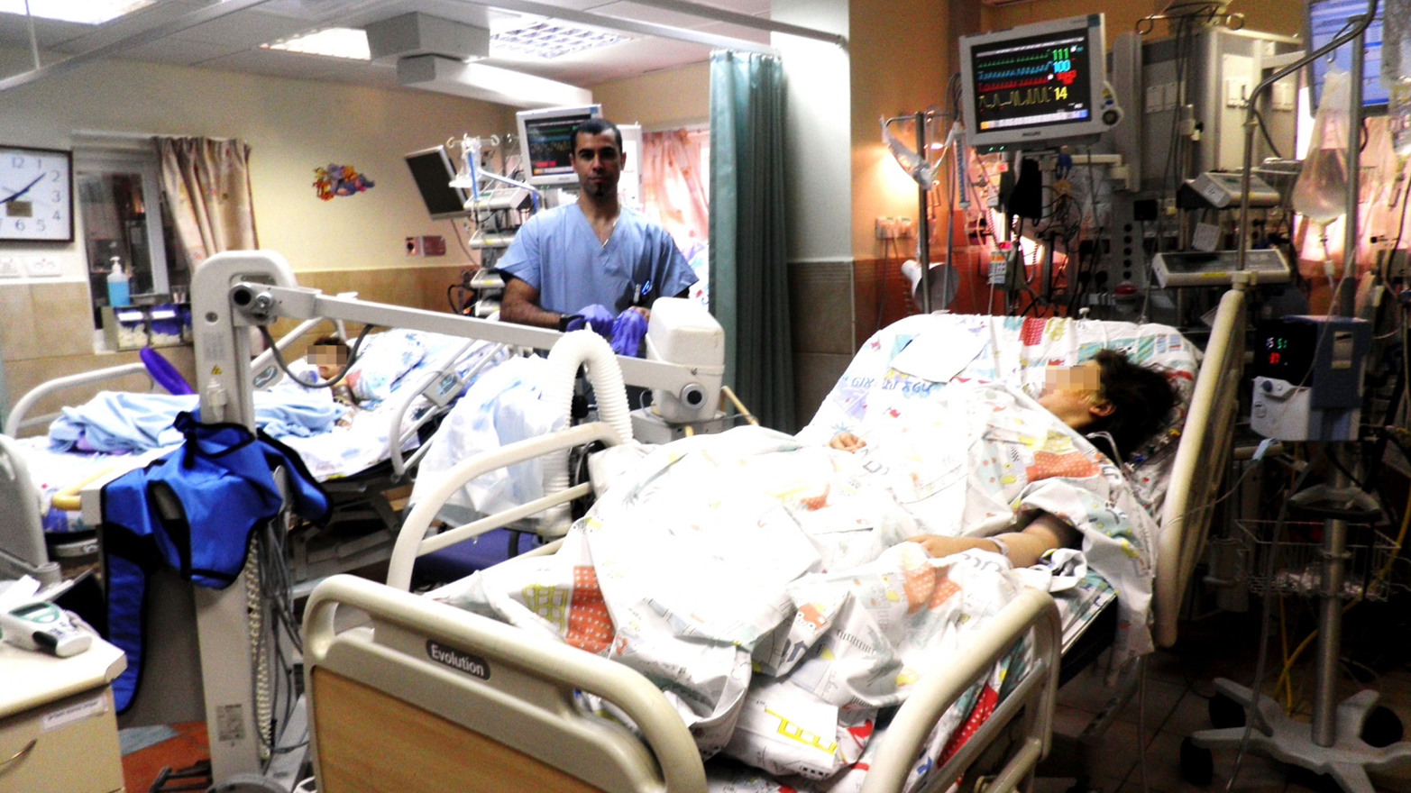 אם ובתה בת ה- 8 מסוריה וטכנאי הרנטגן אמיל במרכז הרפואי זיו בצפת (צילום: דוברות בית החולים).