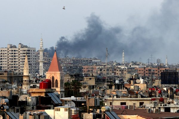 עשן מיתמר מהפצצות כבדות של שכונת ג'ובר במערב דמשק בסוריה, אוגוסט 2013. (צילום: סוכנות AP)