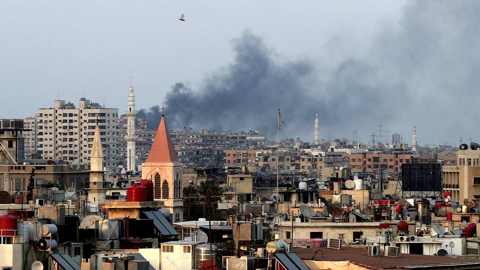 دخان يتصاعد من انفجارات ثقيلة في حي جوبر غرب دمشق في سوريا، آب/ أغسطس 2013. (تصوير: وكالة AP)
