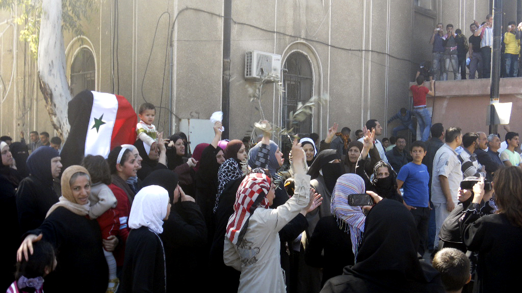 بدء الثورة في سوريا: متظاهرون ضد نظام الاسد في مدينة درعا السورية، نيسان/ أبريل 2015 (تصوير: وكالة AP)