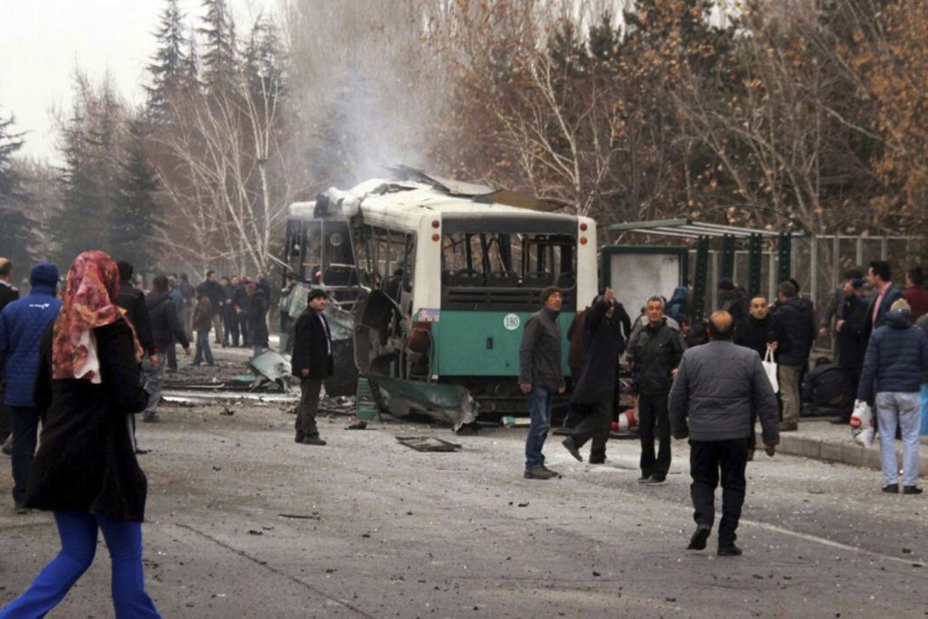 אוטובוס שנפגע לאחר שמכונית תופת התפוצצה לידו בעיר קייסרי בטורקיה (צילום: סוכנות AP)