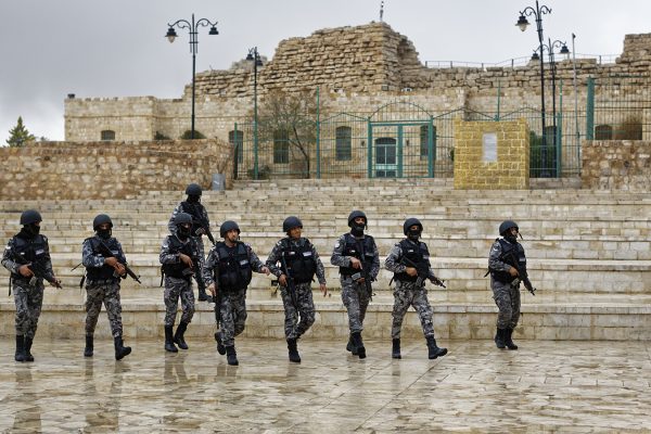 כוחות בטחון ירדניים במצודת כרך (צילום: סוכנות AP).