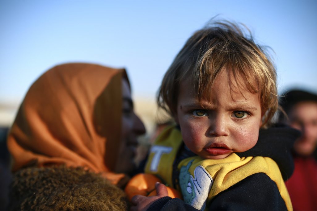 ילד בן שנתיים ואמו מאידליב, סוריה (צילום: סוכנות הידיעות AP).