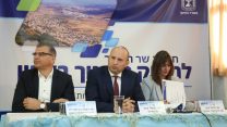 שר החינוך, נפתלי בנט מציג במפגש עם ראשי רשויות את תכניתו לחיזוק מערכת החינוך בצפון, דצמבר 2016. (צילום: מירי שמעונוביץ)