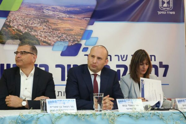 שר החינוך, נפתלי בנט מציג במפגש עם ראשי רשויות את תכניתו לחיזוק מערכת החינוך בצפון, דצמבר 2016. (צילום: מירי שמעונוביץ)