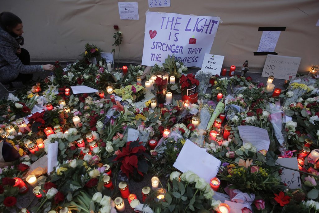 אתר הנצחה במקום הפיגוע בברלין (צילום: AP).