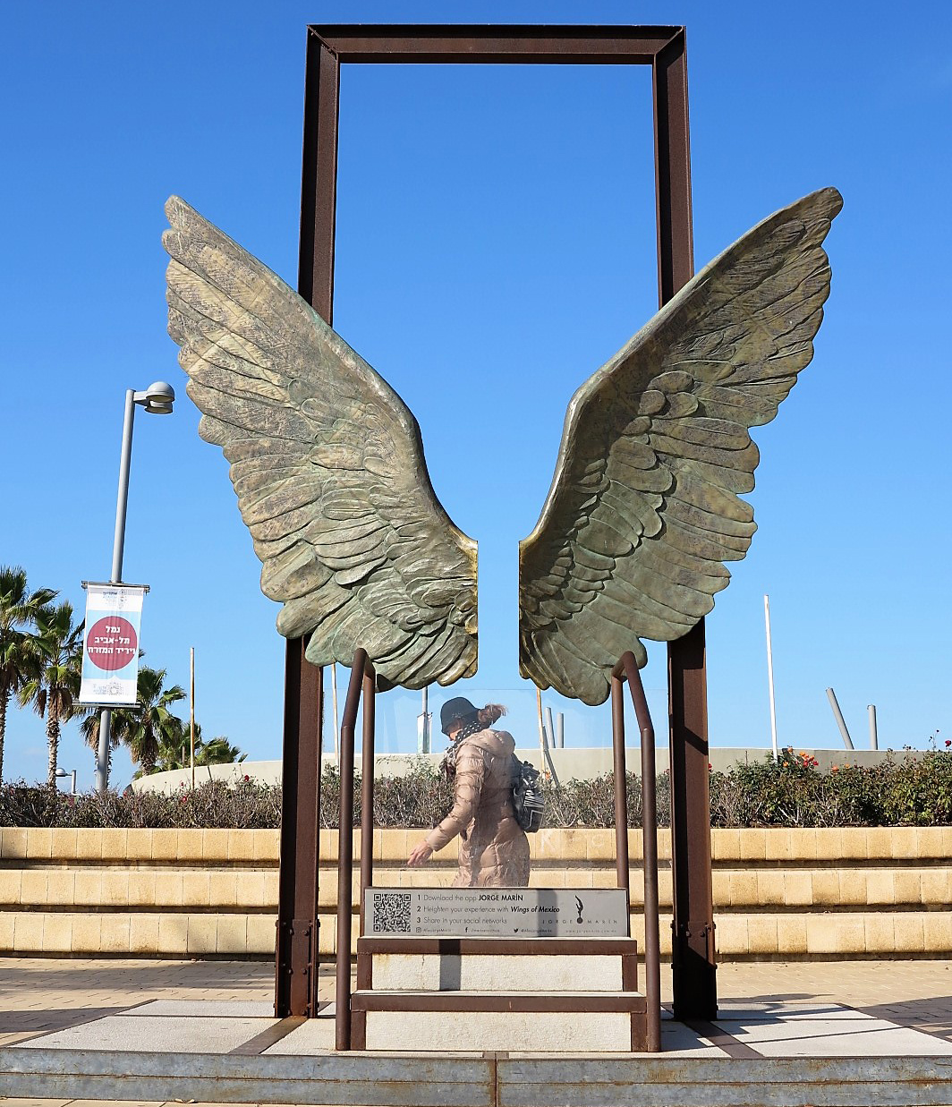 פסל כנפיים בנמל תל אביב (צילום: מיכל לברטובסקי).