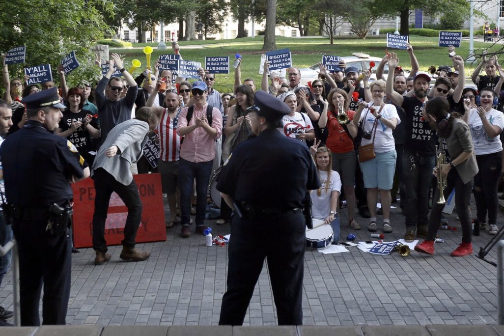 מפגינים בצפון קרולינה נגד החוק (צילום ארכיון AP).