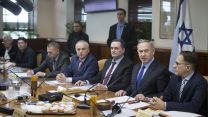 נתניהו בפתח ישיבת הממשלה, 25 בדצמבר 2016 (צילום: יונתן זינדל \ פלאש 90)