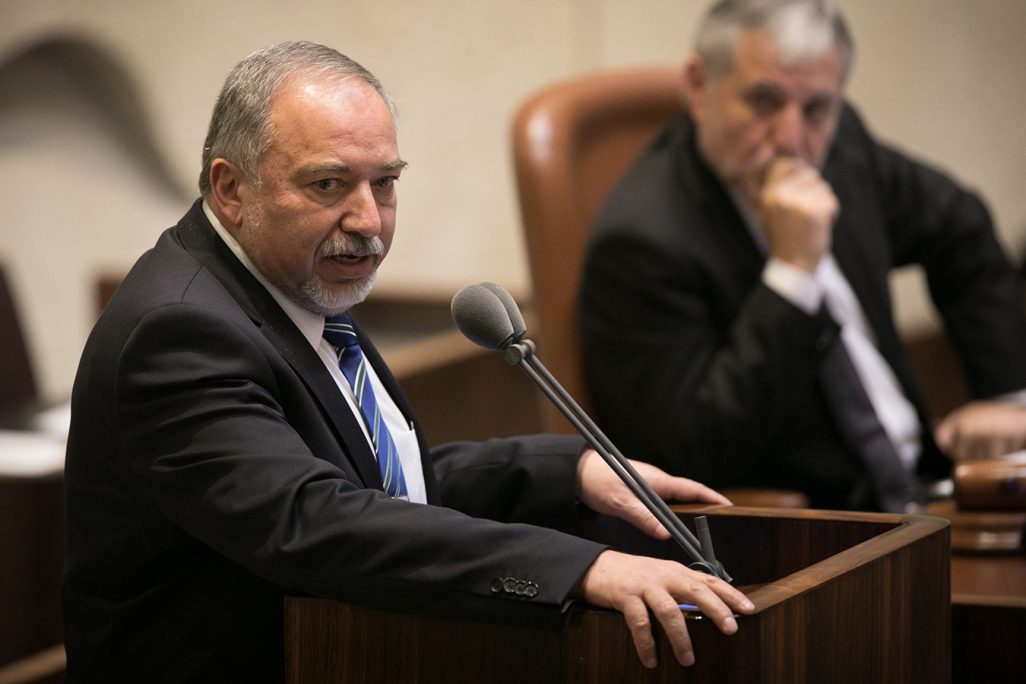 שר הביטחון אביגדור ליברמן נואם בכנסת (צילום ארכיון: יונתן זינדל / פלאש 90).