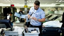 בדיקת ביטחונית בשדה תעופה (צילום: משה שי / פלאש 90).