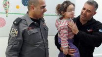 בסמה מוסא בת ה-3 מדיר אל-אסד מחייכת אתמול בבית החולים זיו בצפת בעת מפגש עם לוחמי האש מחצור הגלילית, דרור בוחניק ודותן רשף, שחילצו אותה מתחת למים וביצעו בה החייאה במשך למעלה מעשר דקות. "אם זה לא נס, אני לא יודע מה זה נס" אמר רשף. (צילום: המרכז הרפואי זיו).