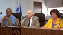 ישיבת ועדת החקירה לעניין העלמותם של ילדי עולי תימן בסוף שנות ה 40 תחילת ה 50, בבית אדרון בירושלים, משמאל לימין, האלוף במילואים דוד מימון, השופט יהודה כהן והשופטת דליה קובל (צילום: עמוס בן גרשום / לע"מ).