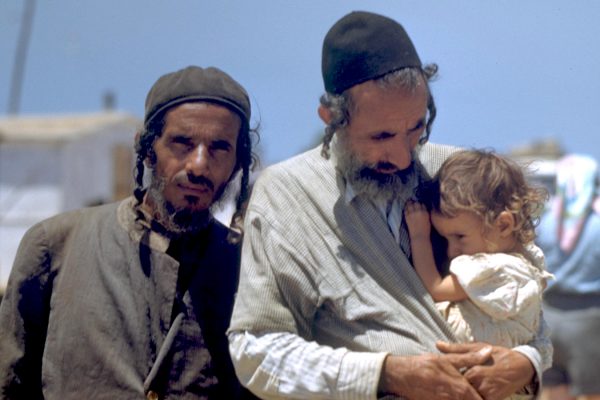 עולים חדשים מתימן, במחנה לקליטת עלייה בבית ליד, ליד נתניה, 1950 (צילום: SEYMOUR KATCOFF/ לע"מ).
