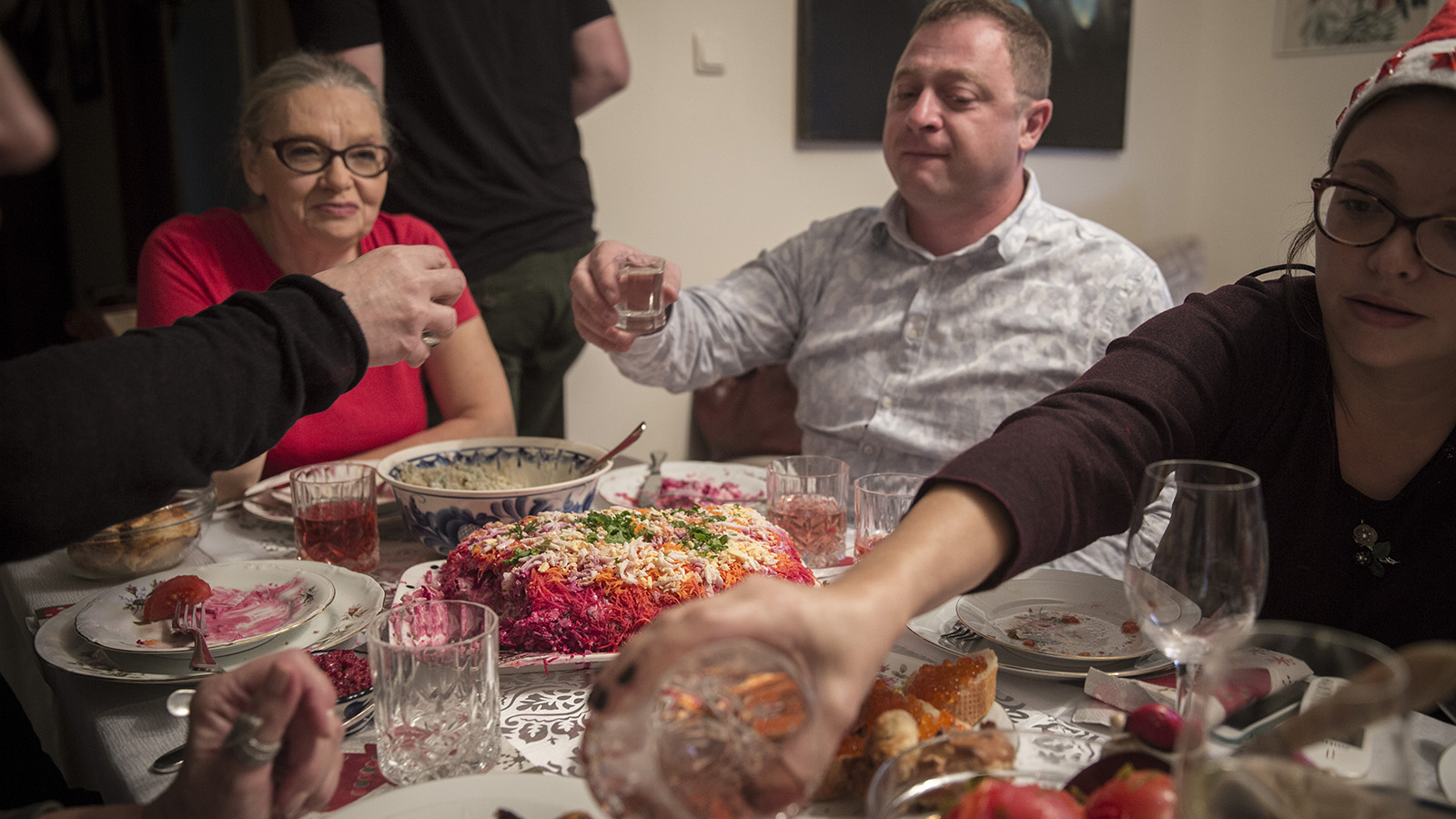 ארוחה משפחתית לכבוד חג ה׳נובי גוד׳ (צילום אילוסטרציה: הדס פרוש / פלאש 90).