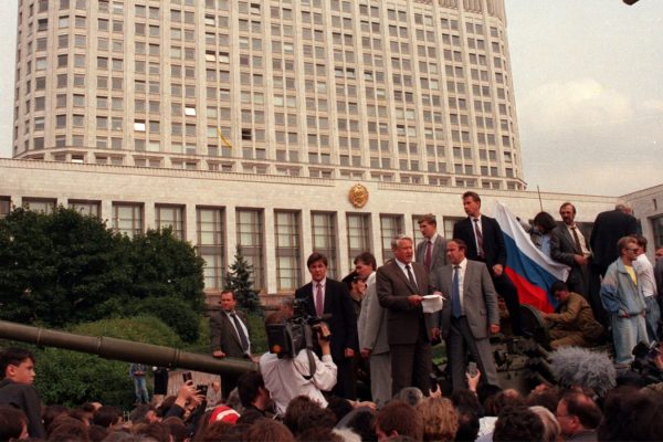 ראש הפדרציה הרוסית , בוריס יילצין, נואם על טנק אל מול הפרלמנט הרוסי בסופו של הפוטש הכושל , 19 באוגוסט 1991 (צילום: AP)