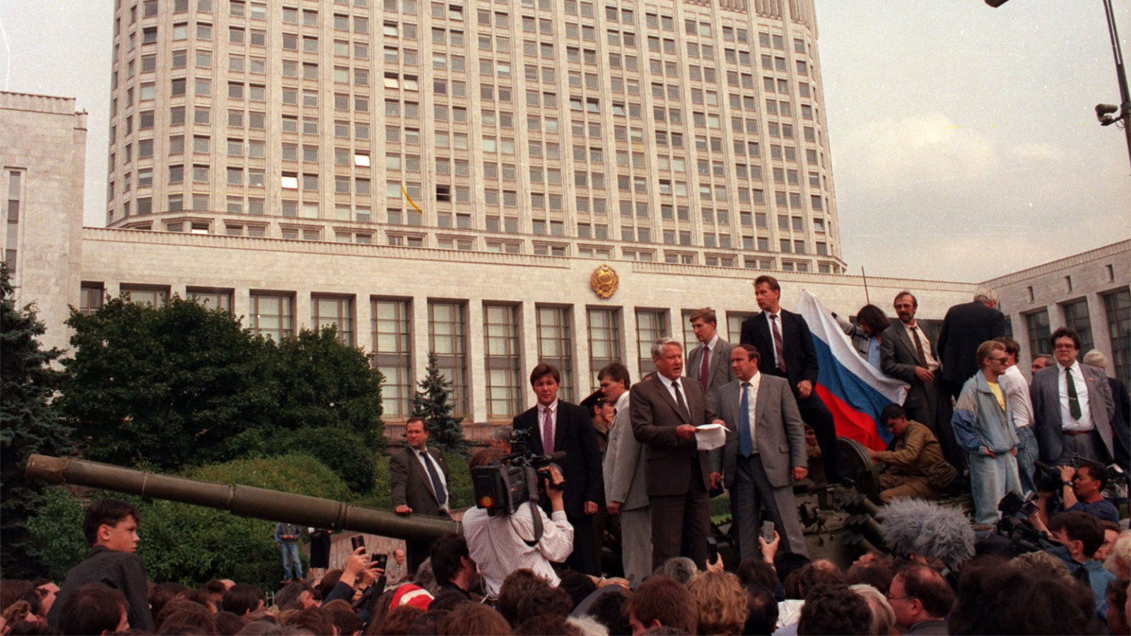 ראש הפדרציה הרוסית , בוריס יילצין, נואם על טנק אל מול הפרלמנט הרוסי בסופו של הפוטש הכושל , 19 באוגוסט 1991 (צילום: AP)
