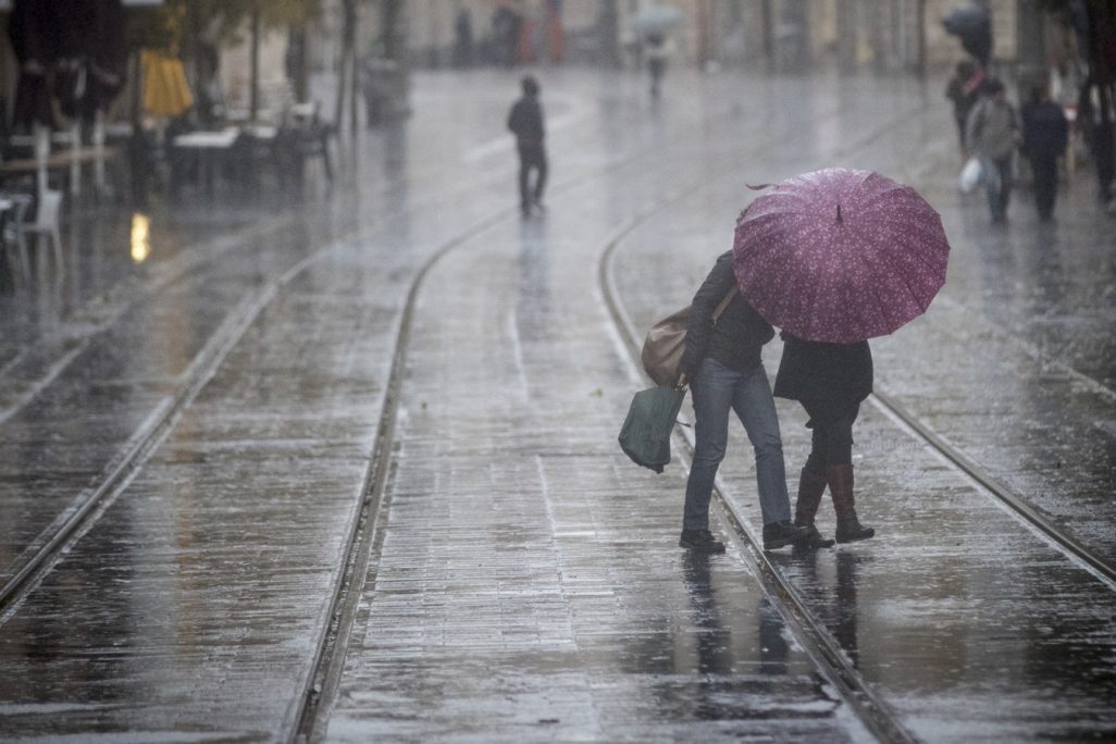 גשם בירושלים (צילום: יונתן סינדל / פלאש 90).