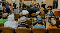 מסיבת עיתונאים בעמונה