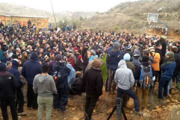 תושבים ומפגינים בעמונה, בזמן המשא ומתן על מתווה הפינוי