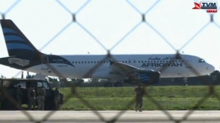 מטוס אפריקה איירווייס החטוף נוחת במלטה. צילום: סוכנות AP
