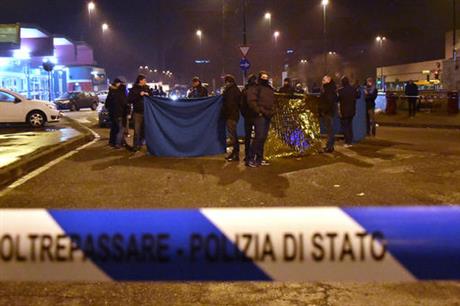 זירת קרב היריות בין המחבל לשוטרים במילאנו, איטליה. עורר את חשדם במהלך סיור שגרתי כששהה לבדו סמוך לתחנת רכבת. צילום: סוכנות AP