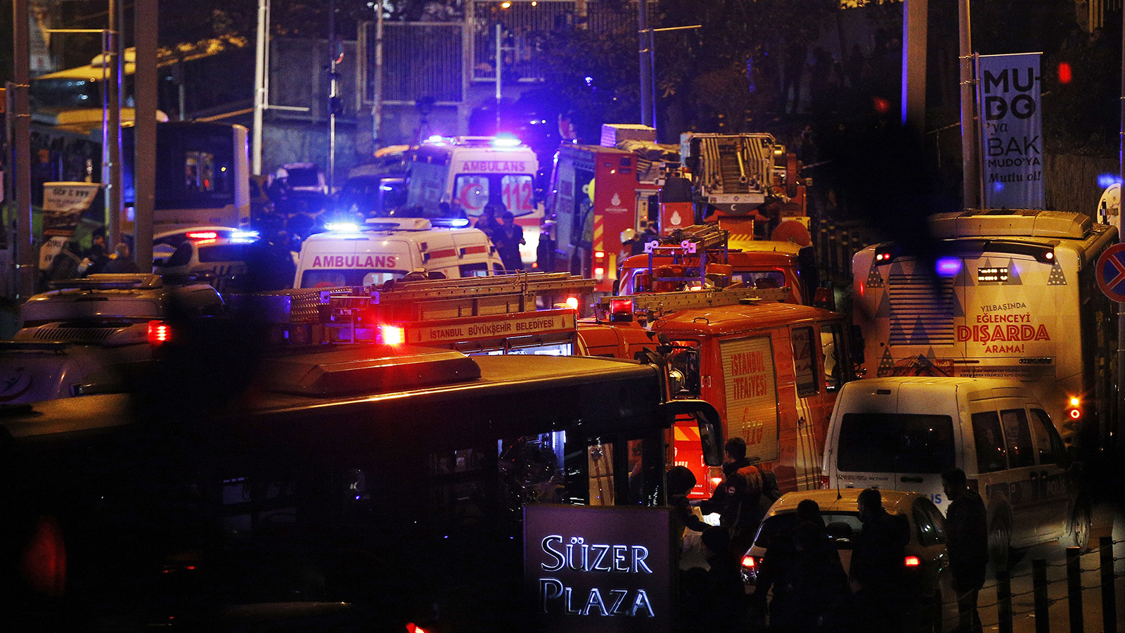 כוחות ההצלה הטורקיים בזירת הפיגוע (צילום: Emrah Gurel / סוכנות AP).