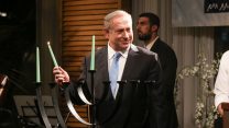 נתניהו בטקס הדלקת נרות בחוות רונית, דצמבר 2016 (צילום: פלאש 90).