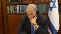 נתניהו משוחח בטלפון בלשכתו (צילום: עמוס בן-גרשום  לע"מ)