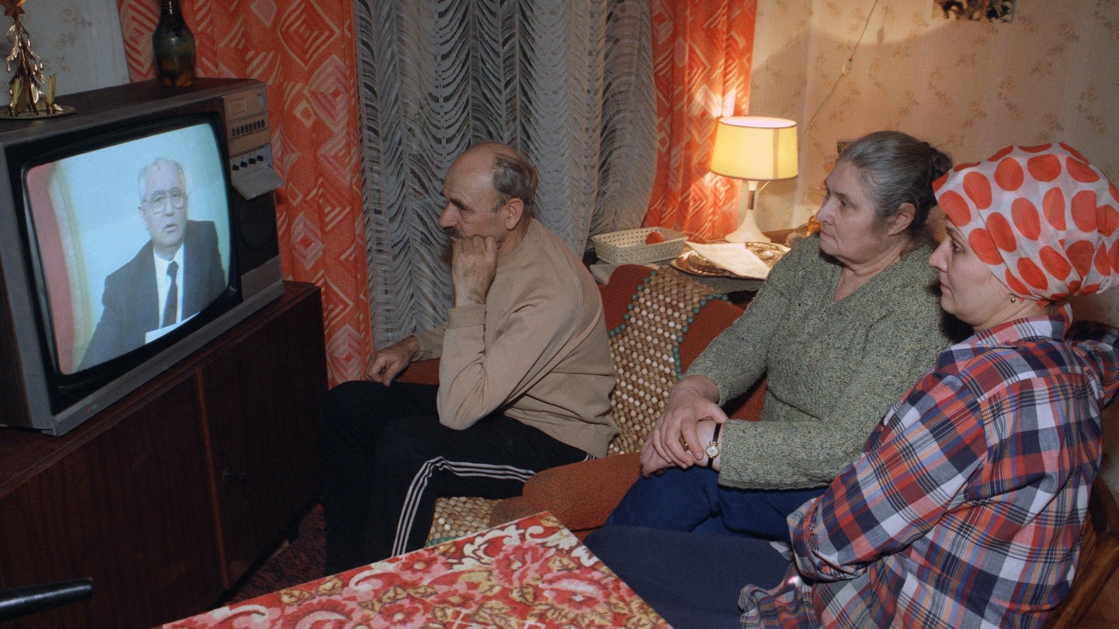 משפחה רוסית צופה בנאום ההתפטרות של הנשיא גורבצ'וב בערב ה-25 לדצמבר 1991 (צילום ארגיון: סוכנות AP).